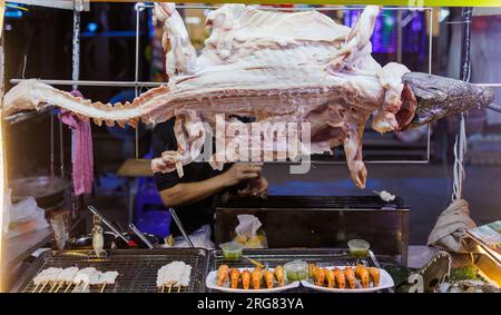 Krokodil-Barbecue in der Khaosan Road, Bangkok Thailand Stockfoto