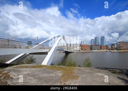 Blick auf die Matinkaari-Brücke mit der Smart City Kalasatama im Hintergrund - Helsinki Stockfoto