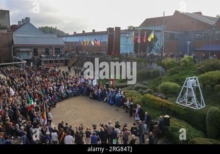 Charleroi, Belgien. 08. Aug. 2023. Illustrationen die Bilder zeigen eine Gedenkfeier der Minenkatastrophe Bois du Cazier in Marcinelle, Charleroi, am Dienstag, den 08. August 2023, anlässlich des 67. Jahrestages der Tragödie. Am 8. August 1956 wurden bei einem Brand, der die Mine zerstörte, 262 Menschen getötet. BELGA PHOTO VIRGINIE LEFOUR Kredit: Belga News Agency/Alamy Live News Stockfoto