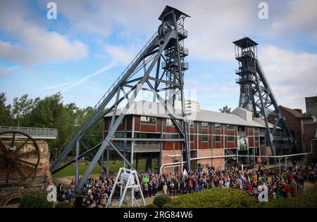 Charleroi, Belgien. 08. Aug. 2023. Illustrationen die Bilder zeigen eine Gedenkfeier der Minenkatastrophe Bois du Cazier in Marcinelle, Charleroi, am Dienstag, den 08. August 2023, anlässlich des 67. Jahrestages der Tragödie. Am 8. August 1956 wurden bei einem Brand, der die Mine zerstörte, 262 Menschen getötet. BELGA PHOTO VIRGINIE LEFOUR Kredit: Belga News Agency/Alamy Live News Stockfoto