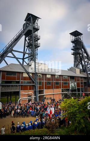 Charleroi, Belgien. 08. Aug. 2023. Illustrationen die Bilder zeigen eine Gedenkfeier der Minenkatastrophe Bois du Cazier in Marcinelle, Charleroi, am Dienstag, den 08. August 2023, anlässlich des 67. Jahrestages der Tragödie. Am 8. August 1956 wurden bei einem Brand, der die Mine zerstörte, 262 Menschen getötet. BELGA PHOTO VIRGINIE LEFOUR Kredit: Belga News Agency/Alamy Live News Stockfoto