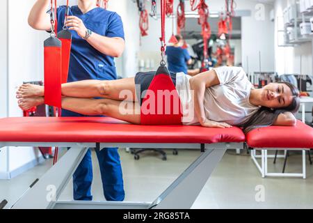 Eine junge Frau bei einem Arzttermin bei einem Rehabilitologen. Stockfoto
