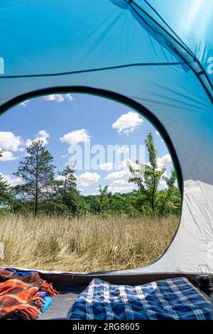 Blick aus dem Zelt, wilde Natur an einem sonnigen Tag. Stockfoto