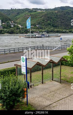 Bushaltestelle in Lorchhausen, Bezirk der Stadt Lorch, im Oberen Mittelrheintal, wochentags 6 Haltestellen des lokalen Transportbusses des RTV, exkl. Stockfoto