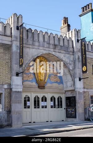 Kunstvoller Eingang zum Brighton Dome & Corn Exchange in Church Street Brighton , Sussex , England , Großbritannien, das kürzlich renoviert wurde Stockfoto