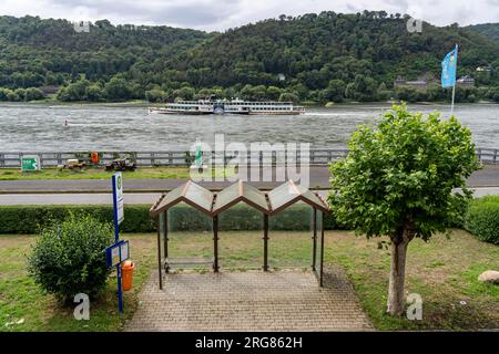 Bushaltestelle in Lorchhausen, Bezirk der Stadt Lorch, im Oberen Mittelrheintal, wochentags 6 Haltestellen des lokalen Transportbusses des RTV, exkl. Stockfoto