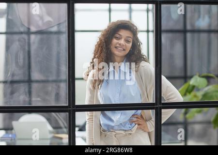 Geschäftsfrau im Büro vor dem Fenster Stockfoto