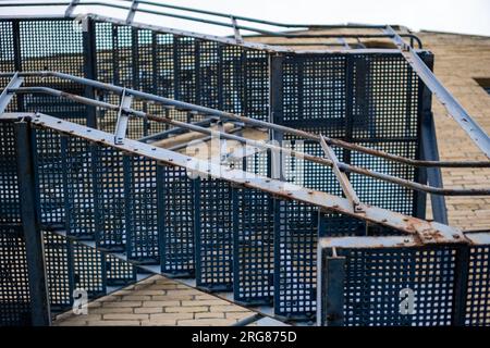 Nahaufnahme der blauen Metalltreppe vor dem alten Lagergebäude in Bradford, England, Großbritannien. Stockfoto