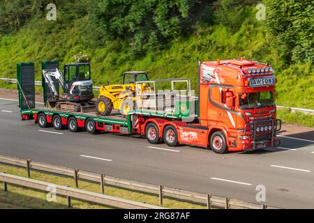 Lawsons Haulage Ltd., Speditionsunternehmen in Cockermouth, mit nicht ausfahrbarem Flachlader, Stufenrahmen für Stadtfahrzeuganhänger sowie Werksmaschinen. 2010 Diesel 6353 cm3 Red Scania Traktoreinheit, fährt auf der Autobahn M6 in Greater Manchester, Großbritannien Stockfoto