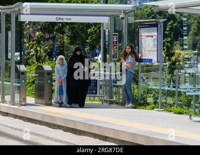 Istanbul, Türkei, Turkiye. Passagiere am Ausgang einer Straßenbahnhaltestelle. Stockfoto