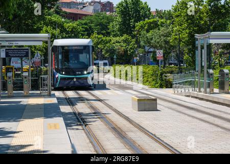 Istanbul, Türkei, Turkiye. Straßenbahn nähert sich einer Straßenbahnhaltestelle. Stockfoto