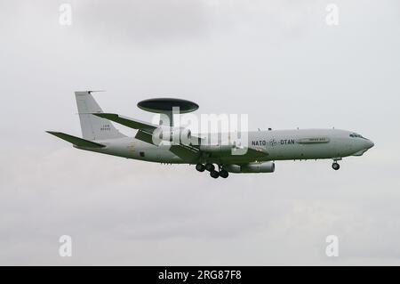 Boeing E-3A Sentry AWACS-Flugzeug in Betrieb mit NATO/OTAN. Landung bei RAF Waddington, Großbritannien. (AEW&C) Düsenflugzeuge auf der Basis des Flugzeugs 707 Stockfoto