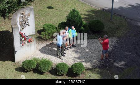 Die Menschen gedenken dem Jahrestag des tragischen Zugunglücks an der Gedenkstätte des Eisenbahnunfalls in Studenka, Region Novy Jicin, Tschechische Republik, am 8. August 2023. Vor 15 Jahren, am 8. August 2008, ereignete sich die Katastrophe des internationalen EuroCity Comenius-Zuges von Krakau, Polen, nach Prag um ca. 10:30 Uhr, als der Zug gegen einen Teil einer Straßenbrücke, die gerade wieder aufgebaut wird, stürzte, kurz vor dem vorbeifahrenden Zug. Acht Menschen starben und 95 wurden bei dem Unfall verletzt. Der Zug brachte Menschen zum Konzert der britischen Schwermetallgruppe Iron Maiden in Pragu Stockfoto