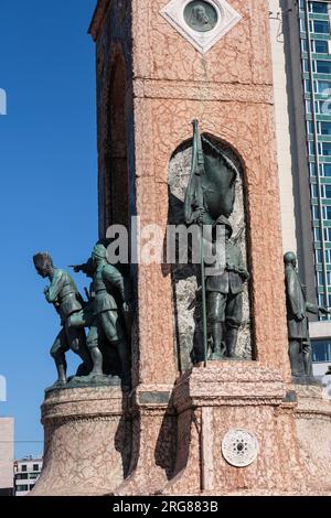 Istanbul, Türkei, Türkiye. Republikanisches Denkmal auf dem Taksim-Platz. Mustafa Kemal Atatürk in Militäruniform links in seiner Rolle als Militärführer. Desi Stockfoto