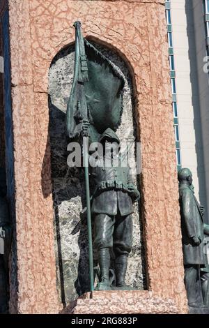 Istanbul, Türkei, Türkiye. Republikanisches Denkmal auf dem Taksim-Platz. Soldat auf der westlichen Seite des Denkmals. Entworfen vom italienischen Bildhauer Pietro Canonica, erec Stockfoto