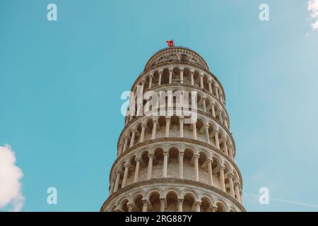 Pisa, Italien - 18. März 2023: Der Schiefe Turm von Pisa ist der campanile oder freistehende Glockenturm der Kathedrale von Pisa Stockfoto