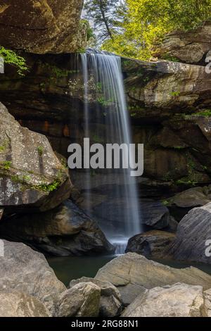 Eagle Falls - Ein Wasserfall an einer Seite einer Schlucht. Stockfoto