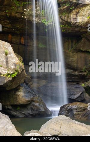 Eagle Falls - Ein Wasserfall an einer Seite einer Schlucht. Stockfoto