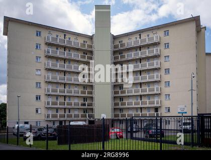 Symmetrisches, hohes Gehäuse. Architektur der Nachkriegszeit, Sozialwohnungen in Bradford, England, Großbritannien. 2023. Stockfoto