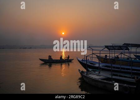 Varanasi India - März 12 2023 Blick auf den Ganga Fluss, Sonnenuntergang und Segelboote von Dashvamedh Ghat, Varanasi, Indien Stockfoto