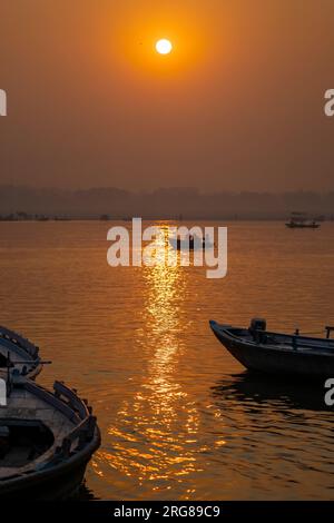 Varanasi India - März 12 2023 Blick auf den Ganga Fluss, Sonnenuntergang und Segelboote von Dashvamedh Ghat, Varanasi, Indien Stockfoto