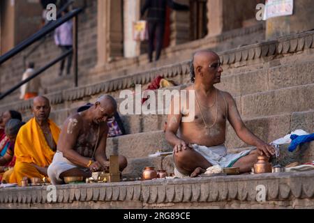 Varanasi India - März 13 2023 Personen, die religiöse Praktiken auf Dashvamedh Ghat, Varanasi, Indien, ausüben Stockfoto