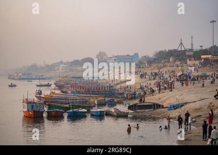 Varanasi India - März 13 2023 Blick auf den Fluss Ganga, Segelboote und Assi Ghat, Varanasi, Indien Stockfoto