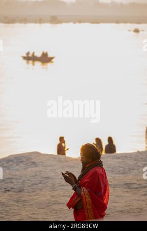 Varanasi India - März 12 2023 Blick auf den Fluss Ganga, Monk Walking auf Dashvamedh Ghat, Varanasi, Indien Stockfoto