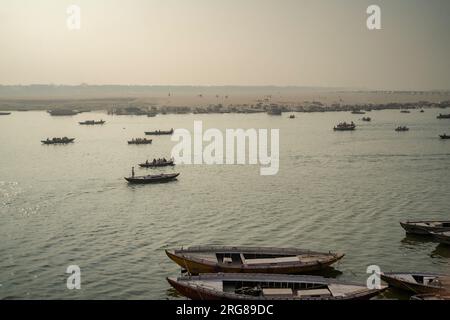 Varanasi India - März 12 2023 Ganga Flussblick und Segelboote von Dashvamedh Ghat, Varanasi, Indien Stockfoto