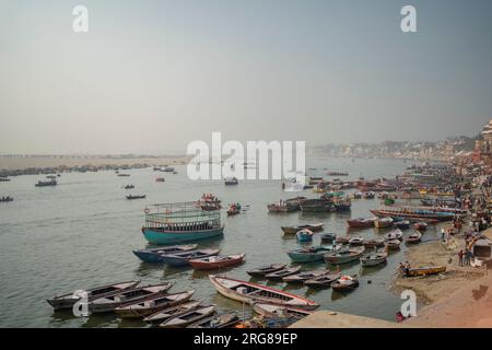 Varanasi India - März 12 2023 Ganga Flussblick und Segelboote von Dashvamedh Ghat, Varanasi, Indien Stockfoto