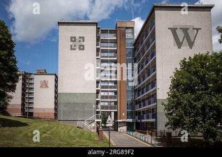 8-stöckiges Hochhaus in Thorpe Edge, am Stadtrand von Bradford. Das Gebäude des britischen rates wurde in den 1950er Jahren gebaut Nachkriegsarchitektur Großbritannien. Stockfoto