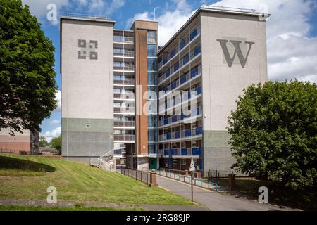 8-stöckiges Hochhaus in Thorpe Edge, am Stadtrand von Bradford. Das Gebäude des britischen rates wurde in den 1950er Jahren gebaut Nachkriegsarchitektur Großbritannien. Stockfoto