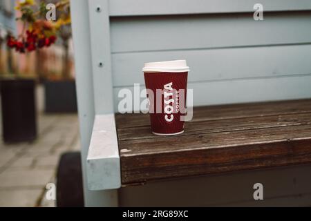 Danzig, Polen - 11. November 2022: Costa Coffee ist ein britisches multinationales Kaffeehausunternehmen mit Hauptsitz in Dunstable, Bedfordshire Stockfoto