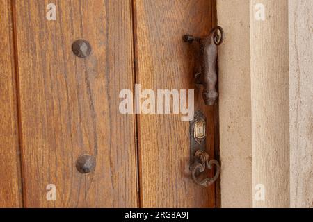 Ungewöhnlicher Türgriff in Form einer Tier-, Holztür Stockfoto