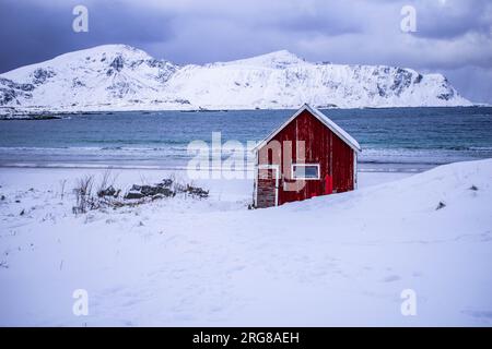 Die berühmte rote Hütte am Rambergstranda Strand Stockfoto