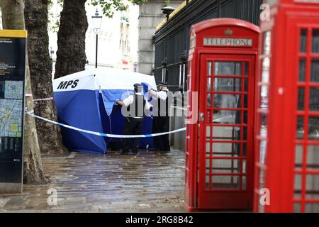 London, Großbritannien. 08. Aug. 2023. Ein Polizeizelt wurde in der Nähe des britischen Museums im Zentrum von London errichtet, nachdem heute Morgen ein Mann erstochen wurde. Die Polizei hat einen Mann verhaftet, der wegen Verdacht auf GBH verhaftet wurde, nach einem Zwischenfall an der Kreuzung von Russell Street und Museum Street gegen 10am Uhr am Dienstag, dem 8. August. Ein Mann wurde am Tatort wegen einer Stichwunde am Arm behandelt und ins Krankenhaus gebracht. Sie wird nicht als terroristisch behandelt. Foto: Ben Cawthra/Sipa USA Kredit: SIPA USA/Alamy Live News Stockfoto