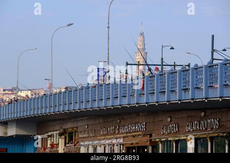 Istanbul, Türkei, Türkiye Fischer Linie Oberdeck der Galata Brücke, Restaurants auf der unteren Ebene. Beyazit Fire Watch Tower im Hintergrund. Stockfoto