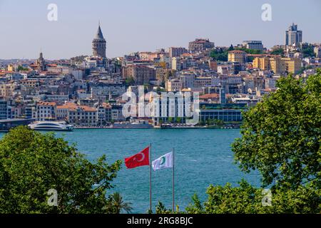 Istanbul, Türkei, Türkiye. Galataturm und Karakoy-Viertel über das Goldene Horn vom Topkapi-Palast aus gesehen. Stockfoto