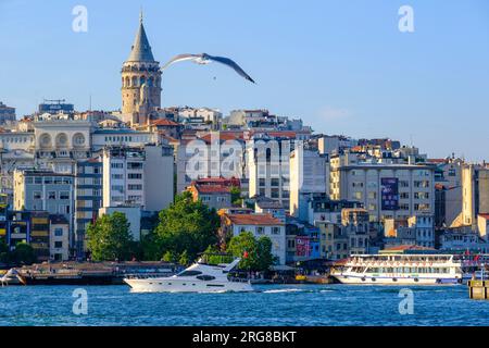 Istanbul, Türkei, Türkiye Galataturm, Fähren und Karakoy Viertel, über das Goldene Horn von Eminonu aus gesehen. Stockfoto