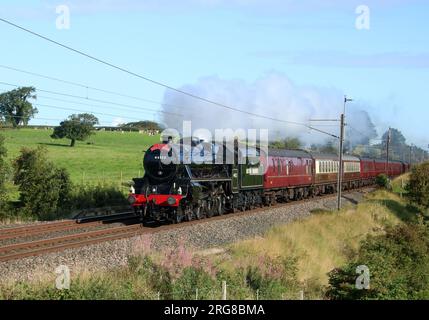 Stanier Black Five erhaltene Dampflokomotive 44932, die den Dalesman Spezialzug entlang der Westküsten-Hauptlinie am Bay Horse am 8. August 2023 transportiert. Stockfoto