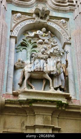 Statue an der Fassade des Königlichen Klosters San Pelayo de Antealtares Plaza de Quintana Santiago de Compostela Galicien Spanien Stockfoto