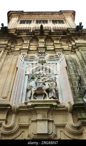 Statue an der Fassade des Königlichen Klosters San Pelayo de Antealtares Plaza de Quintana Santiago de Compostela Galicien Spanien Stockfoto