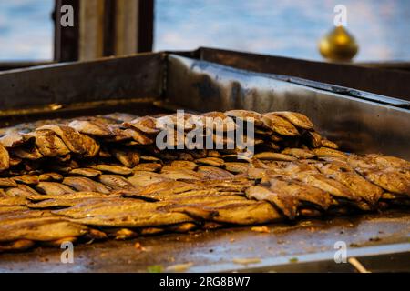 Istanbul, Türkei, Turkiye. Fischkochen für Fisch Sandwich Restaurant an der Galata Bridge, Eminonu. Stockfoto