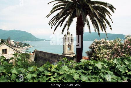 Historischer Teil von Herzeg Novi, Montenegro, im Sommer 2005. Scannen des analogen Fotos. Stockfoto