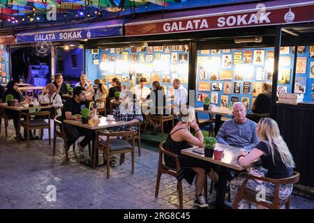 Istanbul, Türkei, Türkiye. Abendliche Abendessen im Freien, in der Nähe des Galata Tower. Stockfoto