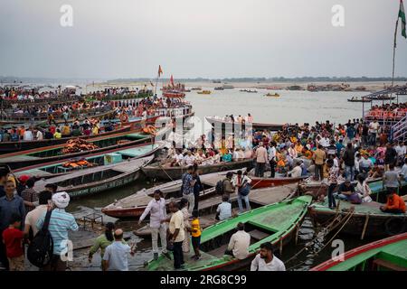 Varanasi India - 12 2023. März Gläubige, die Ganga-Gottesdienste auf Dashvamedh Ghat, Varanasi, Indien, verfolgen Stockfoto