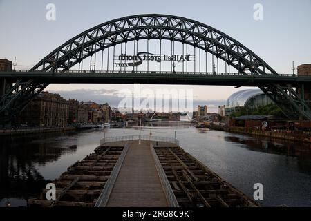 Die Tyne Bridge in Newcastle wurde offiziell zur George 5. Bridge ernannt. Eine Bogenbrücke über den Fluss Tyne, die Newcastle mit Gateshead verbindet. Am Abend Stockfoto
