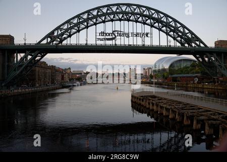 Die Tyne Bridge in Newcastle wurde offiziell zur George 5. Bridge ernannt. Eine Bogenbrücke über den Fluss Tyne, die Newcastle mit Gateshead verbindet. Am Abend Stockfoto