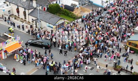 Fans der Sängerin Sinead O'Connor sind auf den Straßen, um sich von der irischen Sängerin zu verabschieden, während ihr Begräbnis durch ihre ehemalige Heimatstadt Bray, Co Wicklow, vor einer privaten Beerdigung geht. Foto: Dienstag, 8. August 2023. Stockfoto