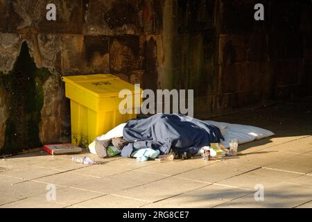 Ich schlafe schlecht. Obdachlosigkeit. Auf der Straße. Die Obdachlosen. Stockfoto